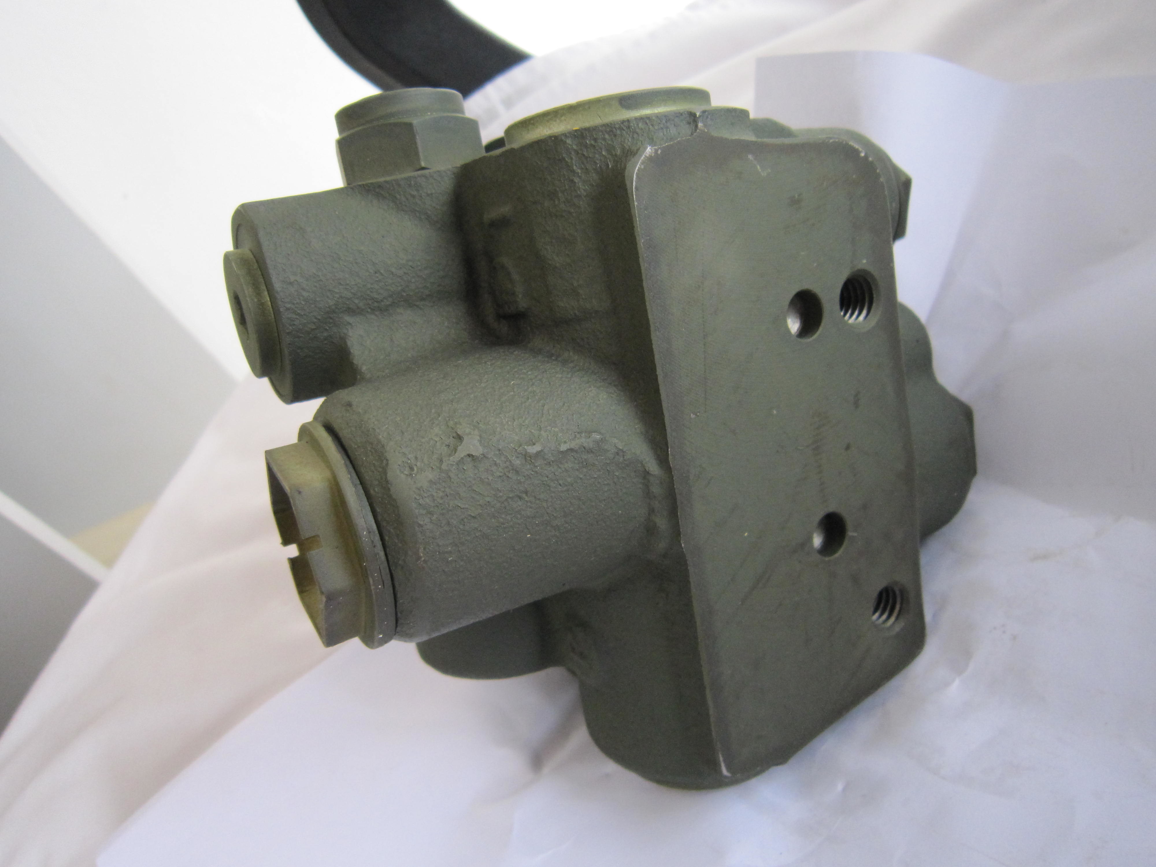 13C0218 Charge Valve Liugong CLG835II CLG856 CLG856II CLG862 CLG877 CLG888 Wheel Loader Hydraulic Control Valve