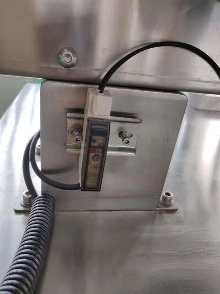 Spray Pump Automatic Bottle Capping Machine , Plastic Cap Sealing Machine