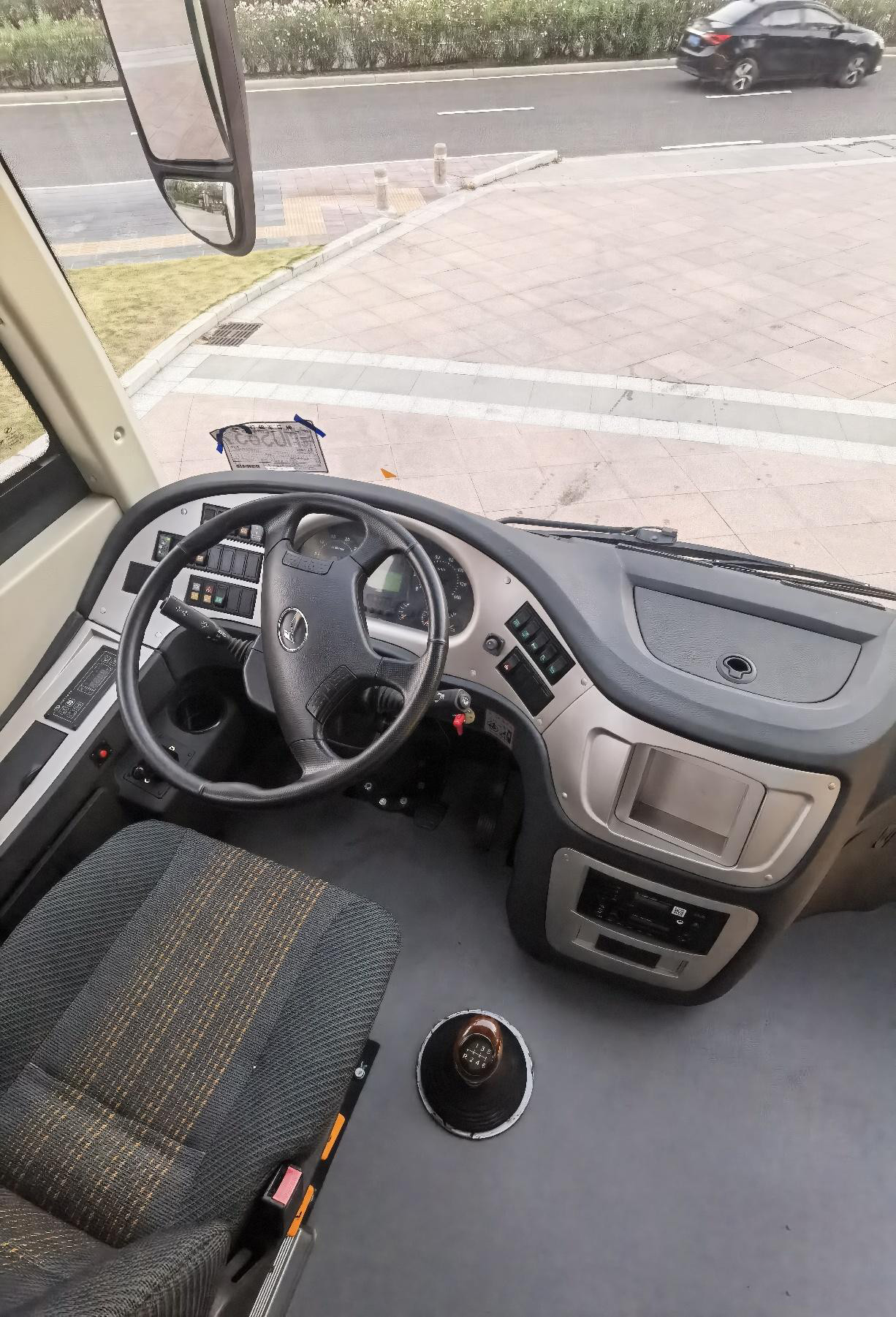 Luxury Coach Bus 40 Seats Kinglong Rhd Lhd Euro 3 Diesel Passenger Inner City Bus For Sale