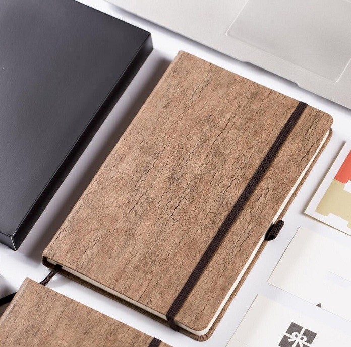 Amazon Hot Sell A5 Size 8''x5'' Eco-Friendly Natural Cork Notebook with Pen Loop & Page Dividers Gifts
