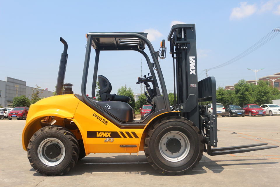 3.5 Tonne Compact 4WD Diesel Rough Terrain Forklift Yanmar 4TNE98(EUIII) Japanese Engine