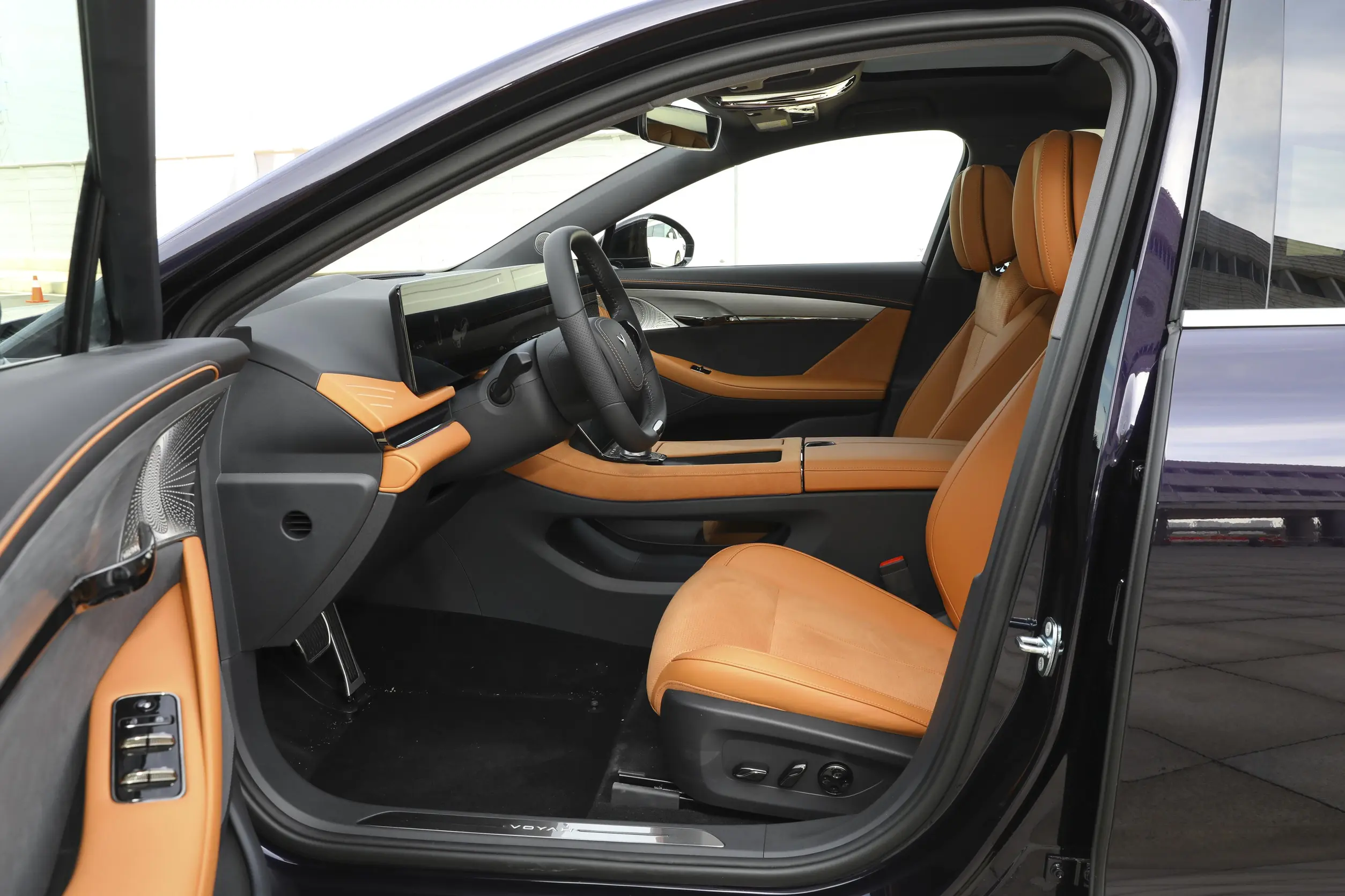 2024 Chasing Light PHEV Ultra Long Range Sedan Latest 4WD Energy Vehicle with 1260km Pure Electric Range and Dual Motor