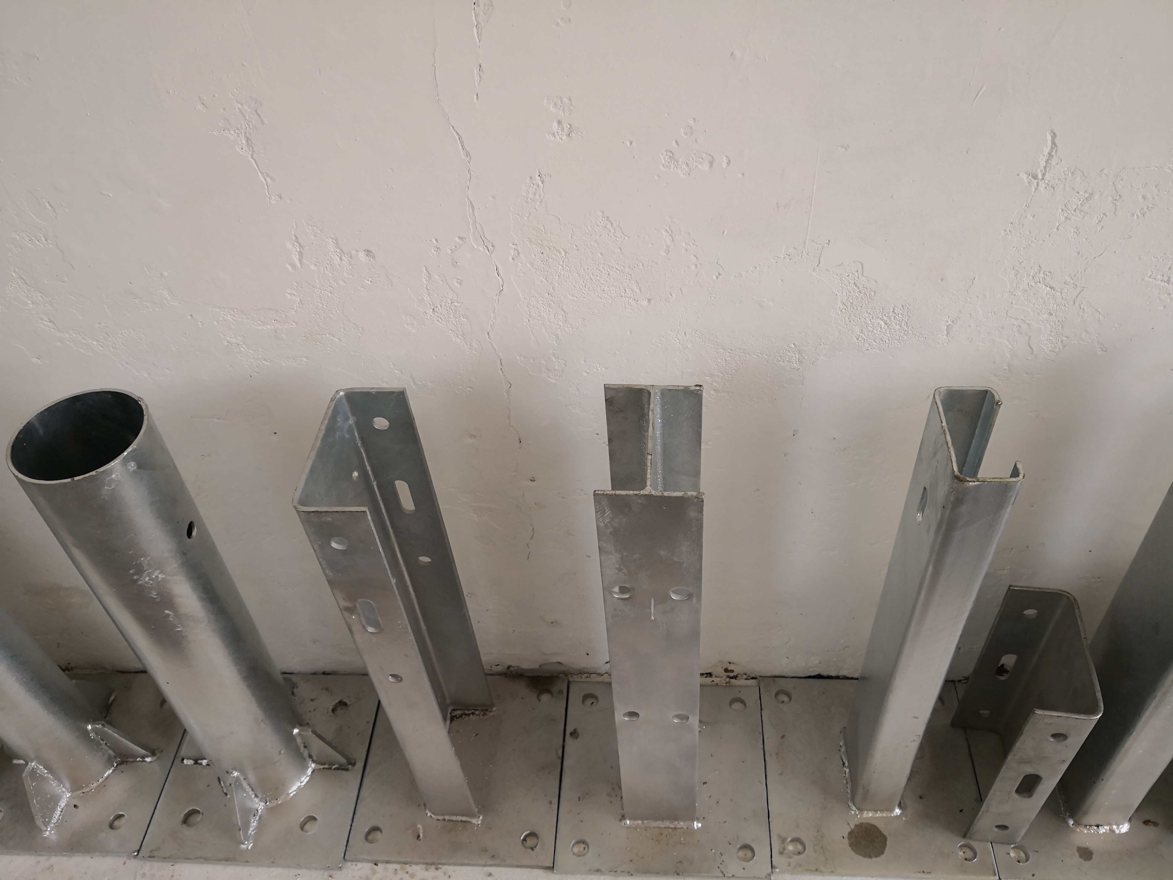 Customized Metal W Steel Beams Highway Guardrail Post for Roadway Safety Protection
