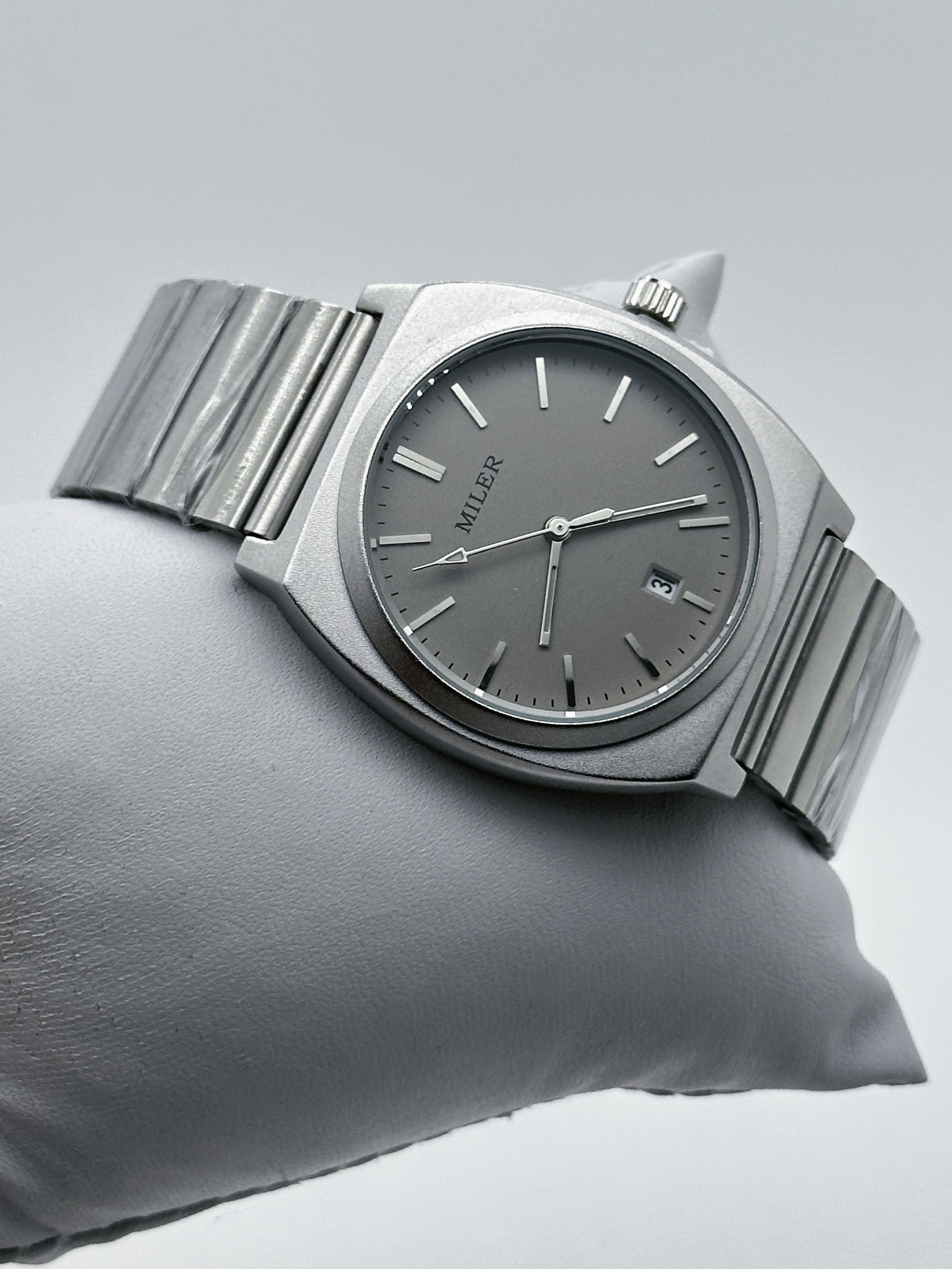 Classic Analog Stainless Steel Strap Watch Round Luminous Dial Mens Silver Strap Watch