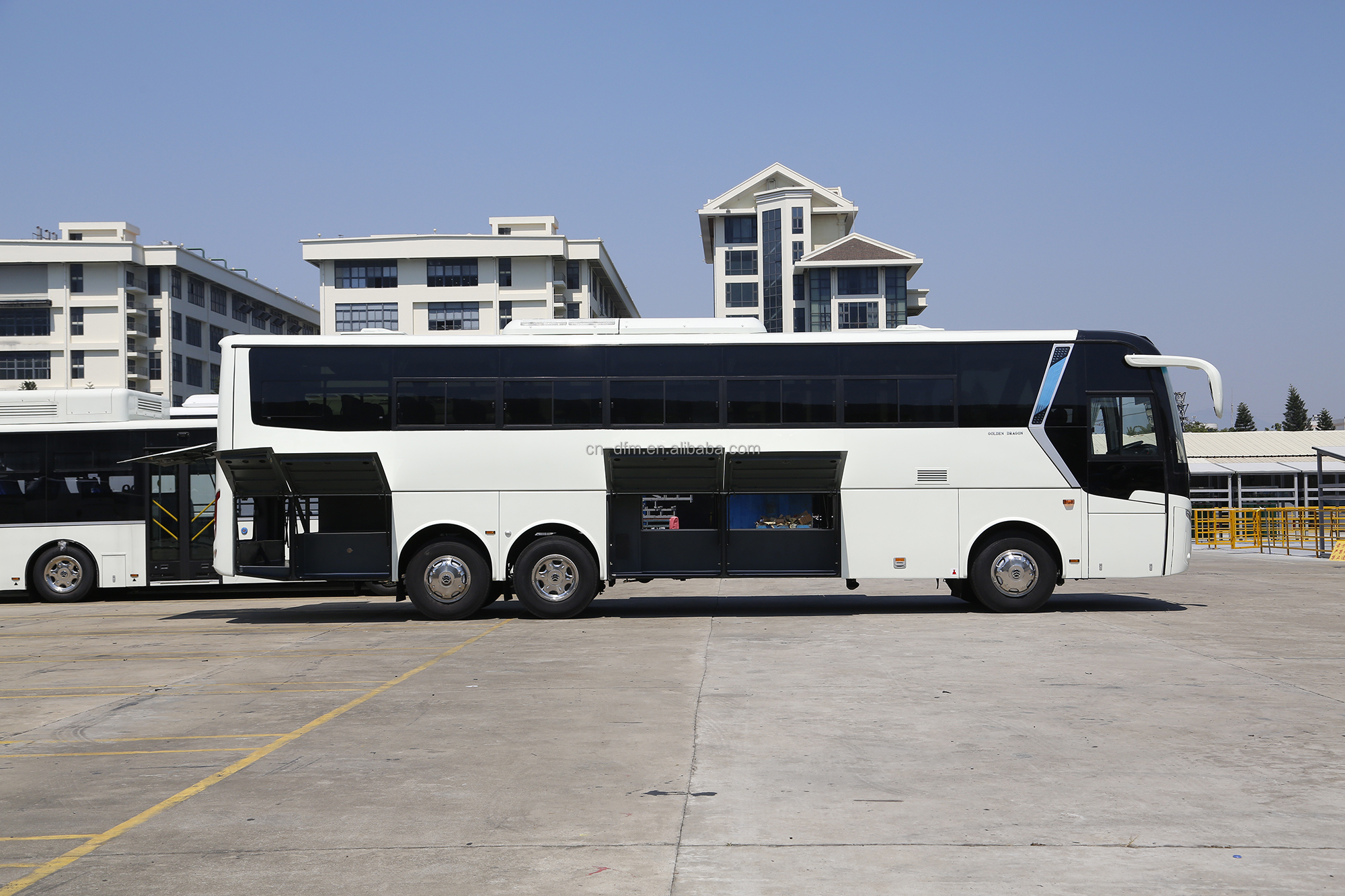 s Refurbished 57 Seats Coach Used Buses with 6 8L Engine Capacity and G.V.W of 15000kg