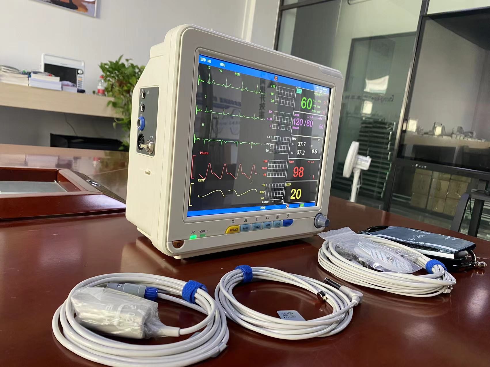 Lightweight Hospital Patient Vital Signs Monitors With ECG SPO2 NIBP Temp Measurement