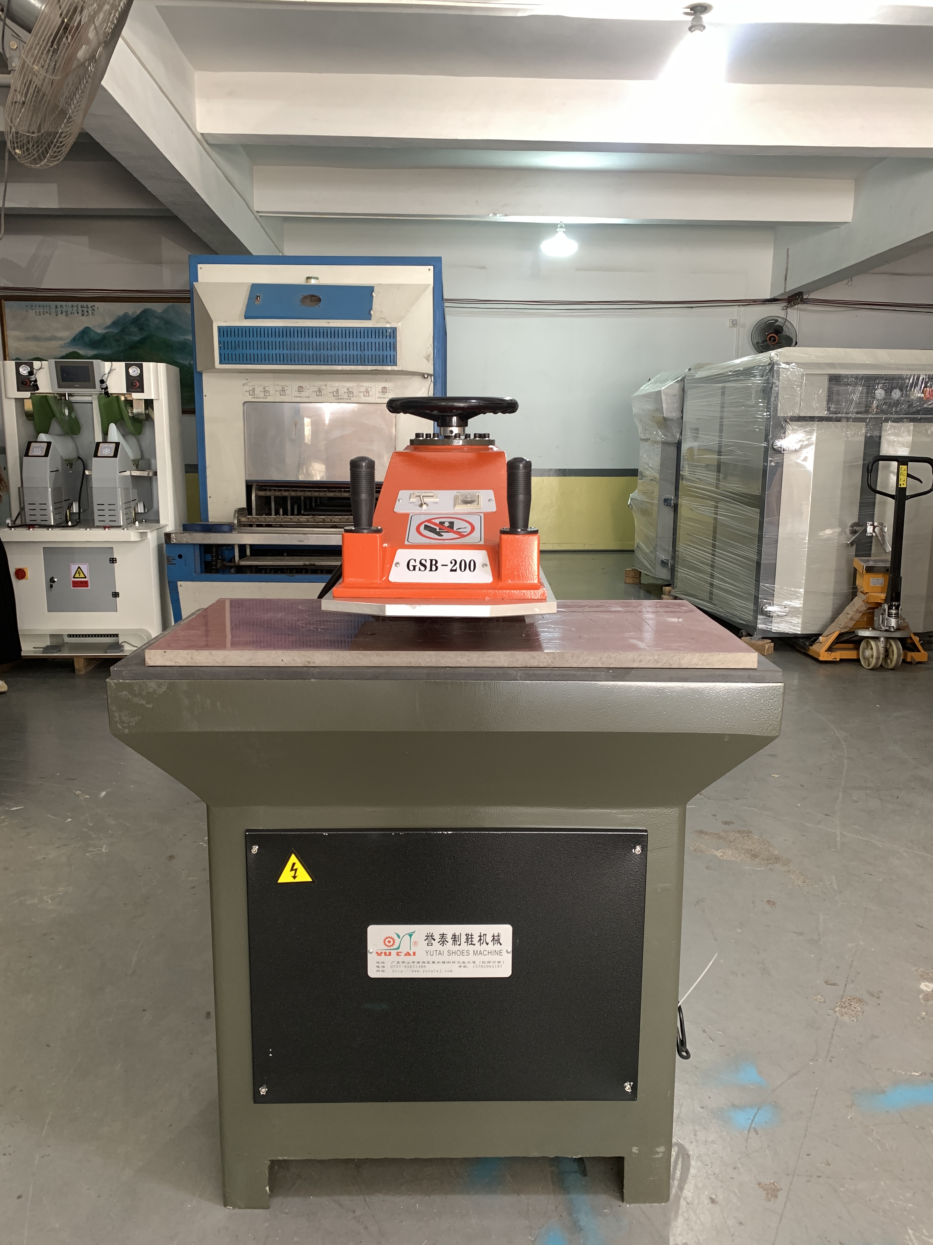 Stable Hydraulic Swing Arm Die Cutting Machine High Efficiency Low Noise