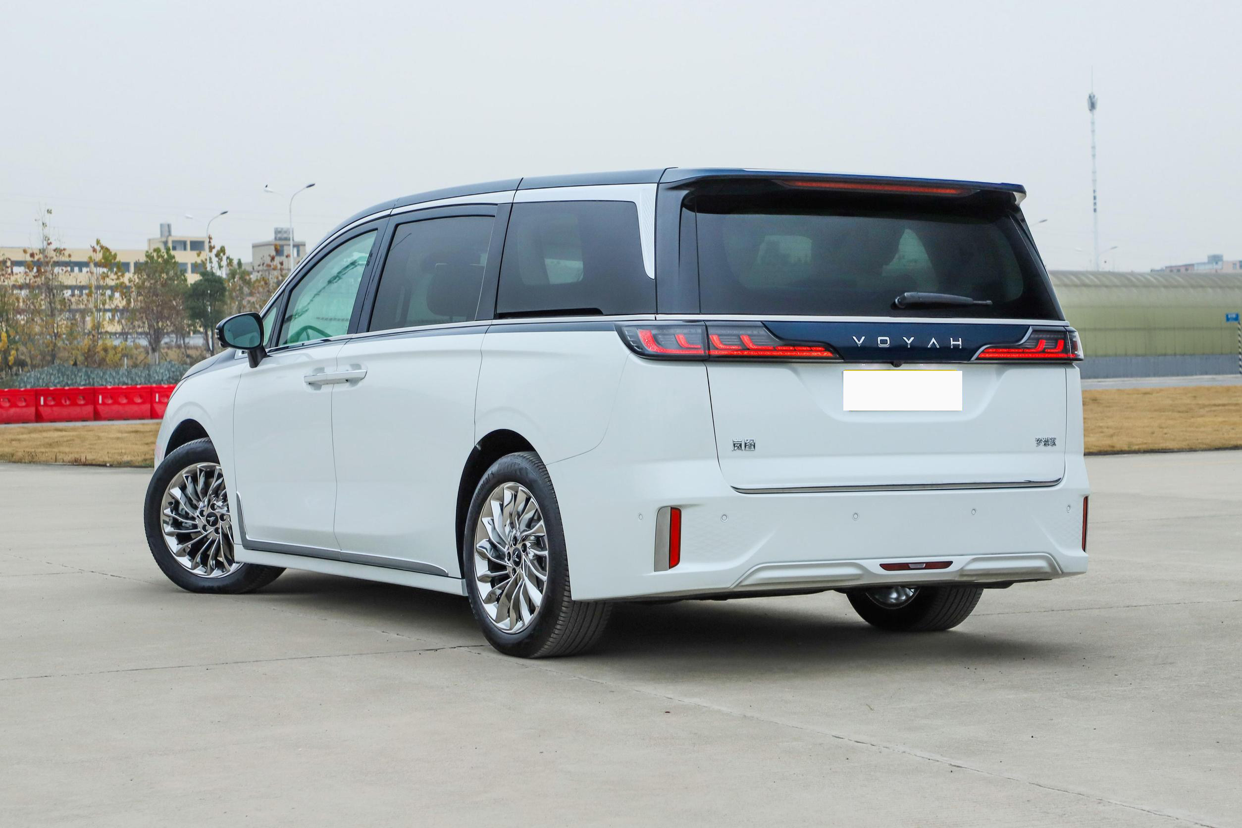 7 Seater 475 Km Right Hand Drive Electric Cars VOYAH Dreamer EV MPV Vehicles