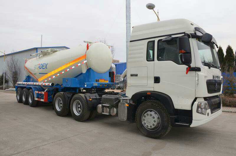 Latex Matrix Emulsion Explosive Transport Semi - Trailer For Mines Blasting 30 Tons Load Capacity 22m3 Volume