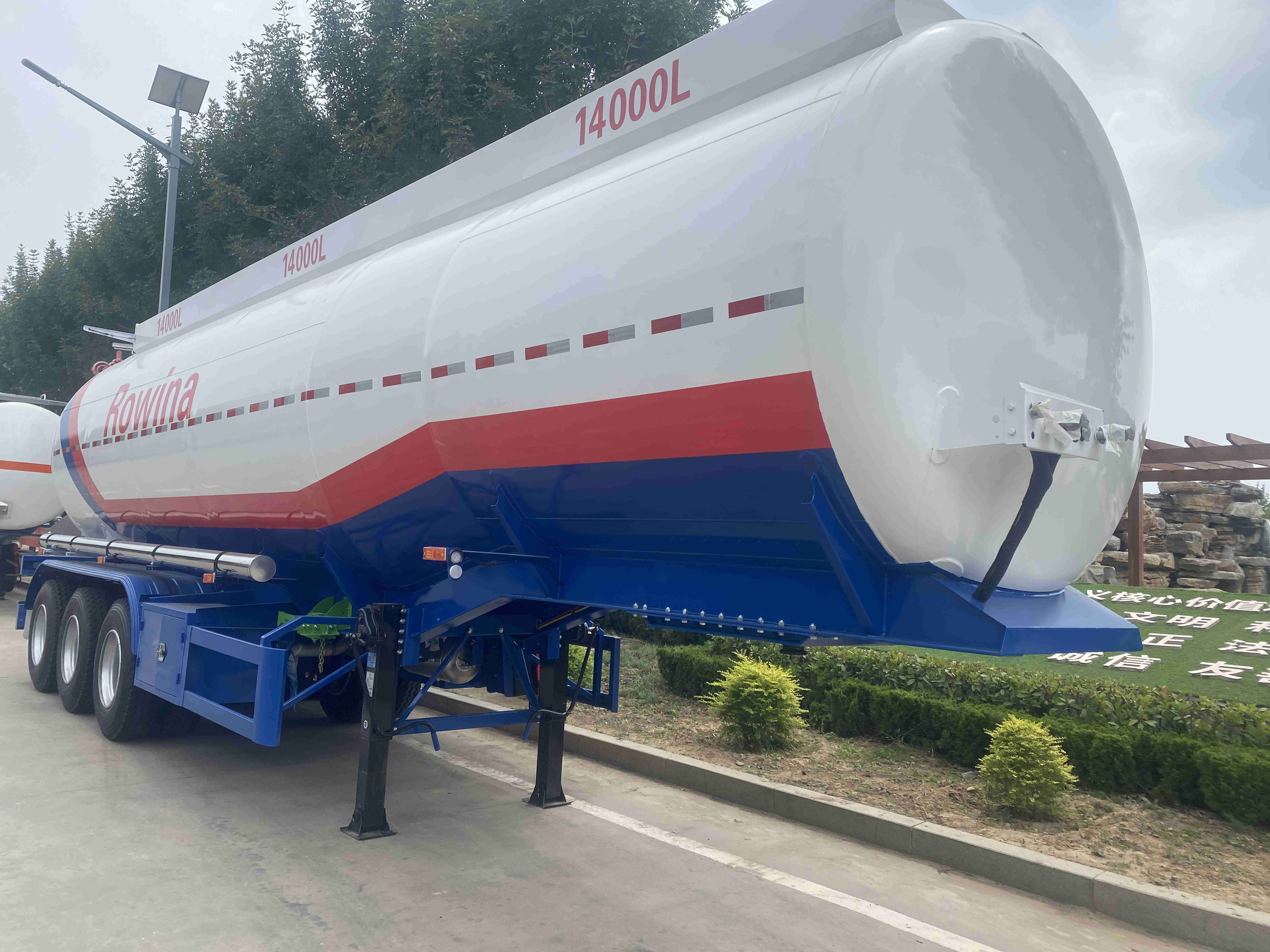 Truck Trailer Solution CIMC Three-Axis Oil Tanker Truck for Safe Transport 30000 kg