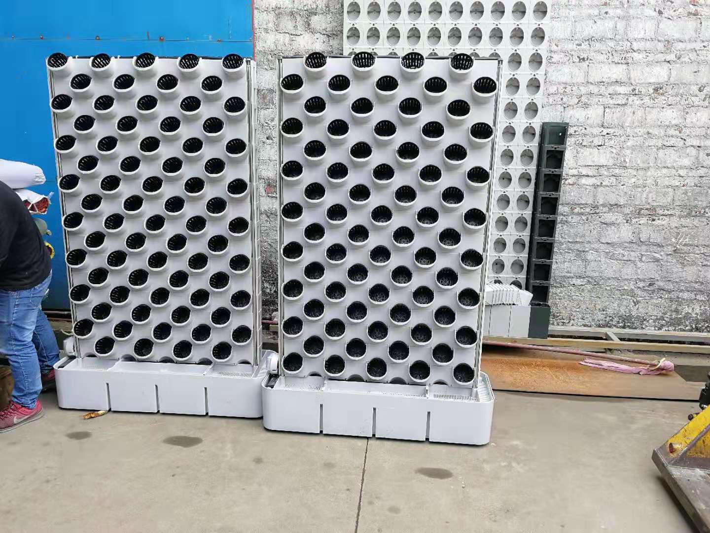 Manufacturers china wholesale outdoor vertical garden self watering plant green wall for sale