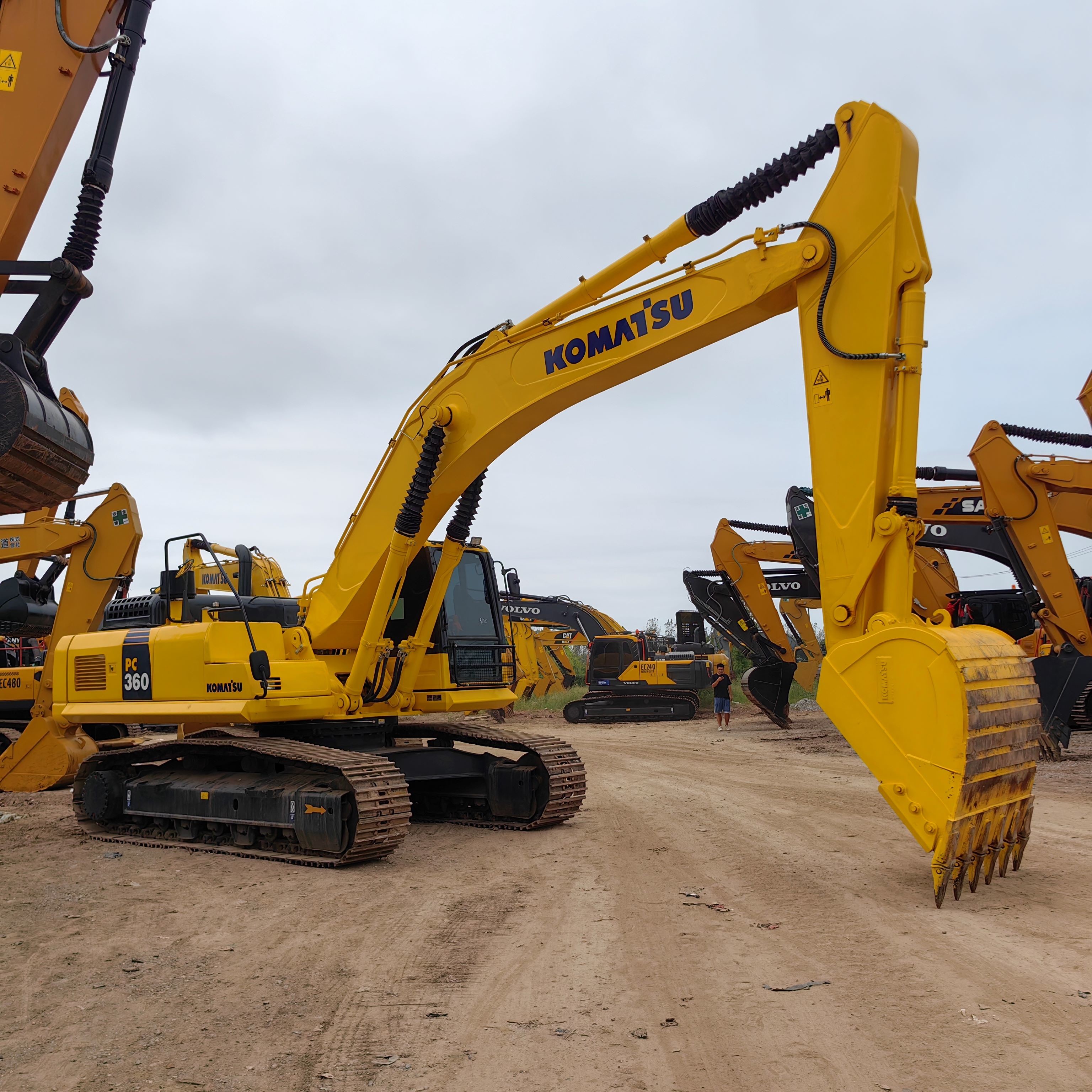 Heavy Equipment Used Komatsu PC360 Available at Attractive Prices Featuring Earth-moving Machinery Komatsu PC350 PC360