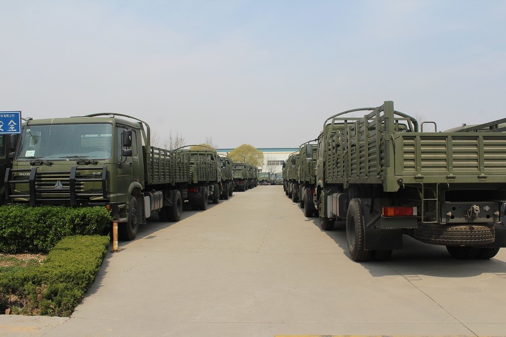 Sinotruk 6x4 Euro2 10 Tire Heavy Cargo Trucks , 30 - 40 Ton Transport Vehicle