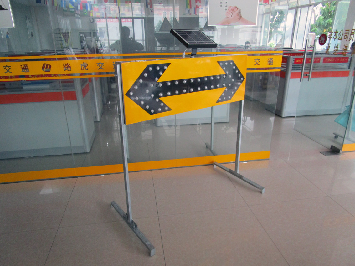 Vehicle Arrow Guidance Road Flashing Solar Signal Light