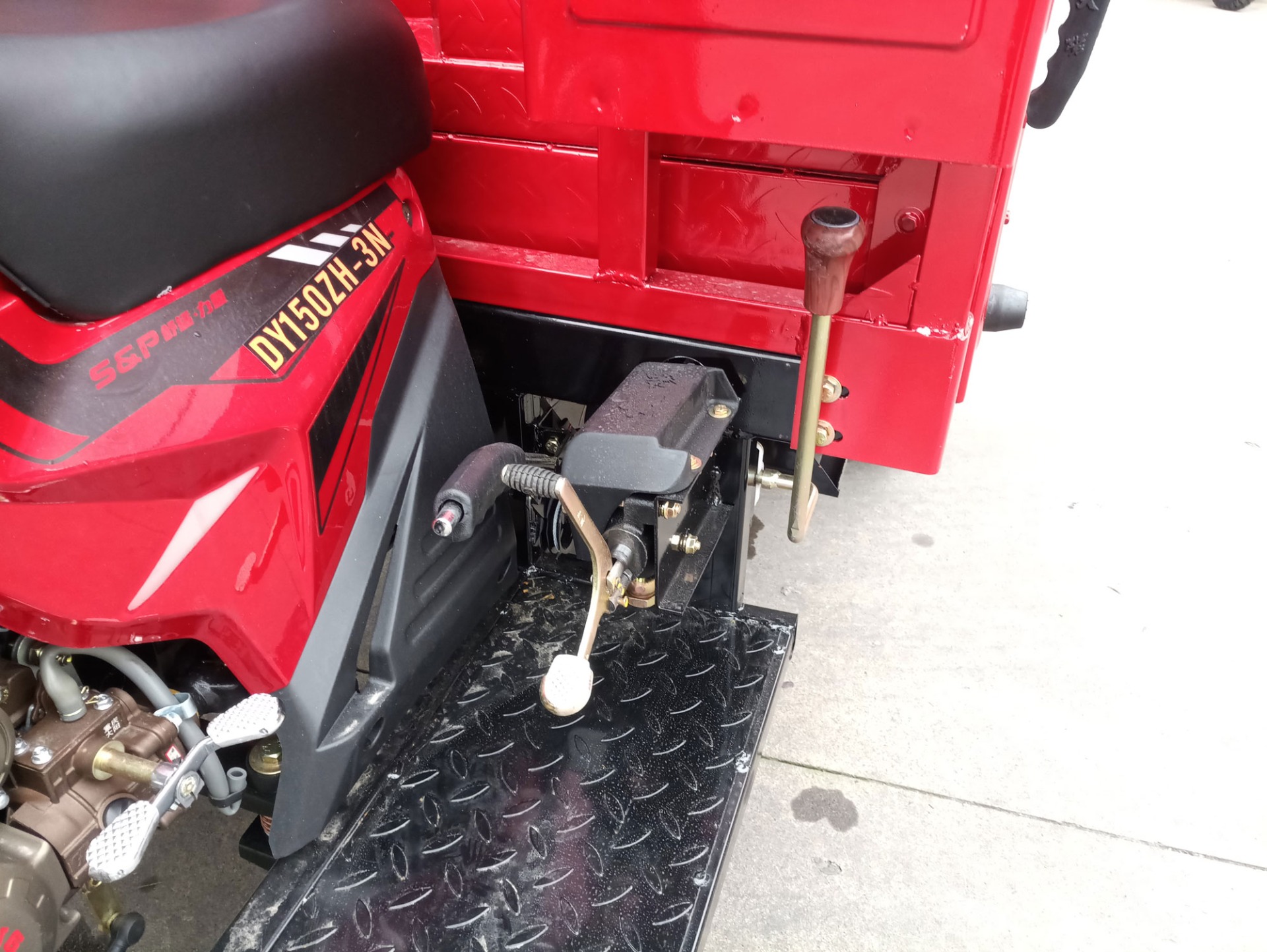 2021 Semi Cabin 300cc Motorized Cargo Tricycle with Front Hydraulic Spring Shock Absorber