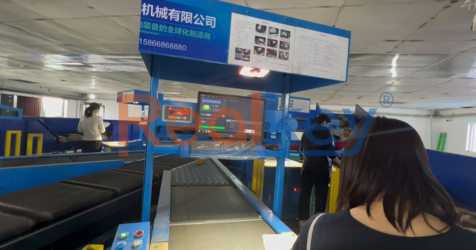 Customizable Vertical Cross Belt Sorter System High Accuracy 8000 Pieces Per Hour