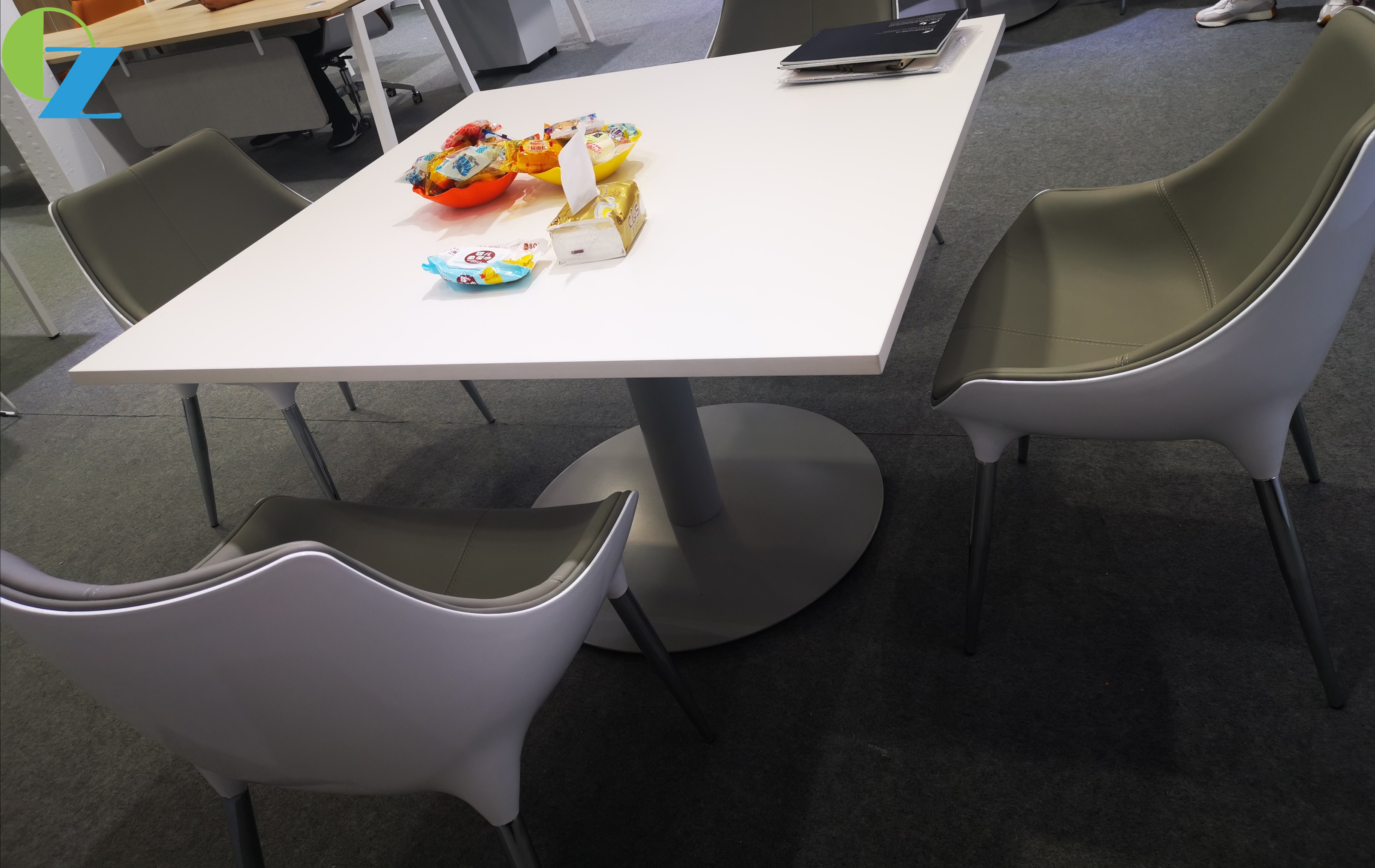 White Round Or Square Meeting Table Coffee Table And Negociation Desk