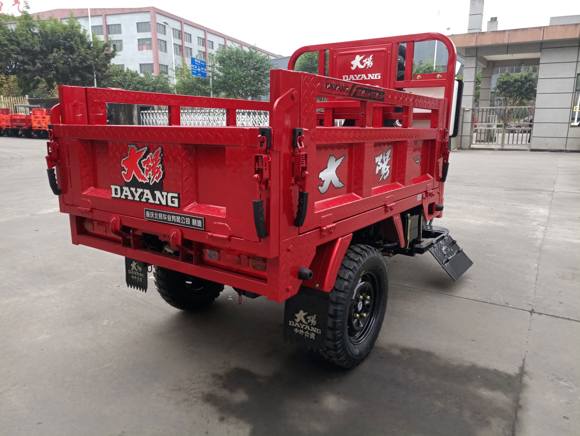 2021 Semi Cabin 300cc Motorized Cargo Tricycle with Front Hydraulic Spring Shock Absorber