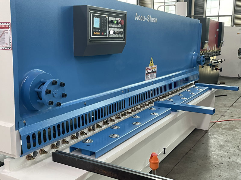 3200mm Guillotine Cutter 6mm Hydraulic Guillotine Shearing Machine With Pneumatic Support Rack