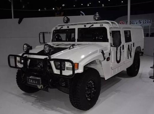 Agile Amphibious Military Armored Vehicle Turning Radius 750mm Obstacle Height 380mm