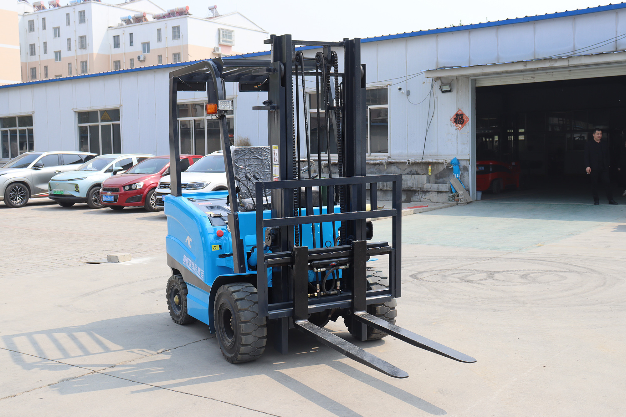 1.5-3.5 Tons Electric Forklift 2000kg Loading 1500kg Lift Customizable Charger 3000mm