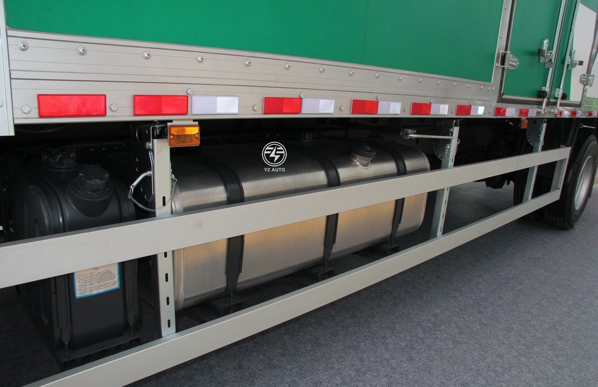 Small Enclosed Box 4x2 Drive Wheel Logistics Transport Cargo Truck with 270hp Horse Power