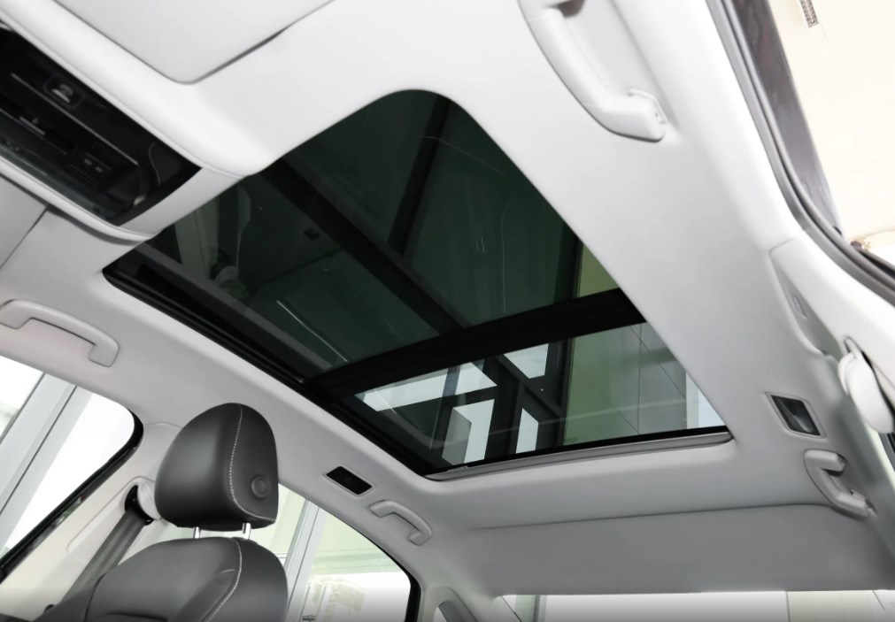 VW Pa-ssat 330TSI LED IQ. Light 2.0T Turbo 2023 Euro VI Sedan with Integral Body Cabin Structure and Electric Leather ACC