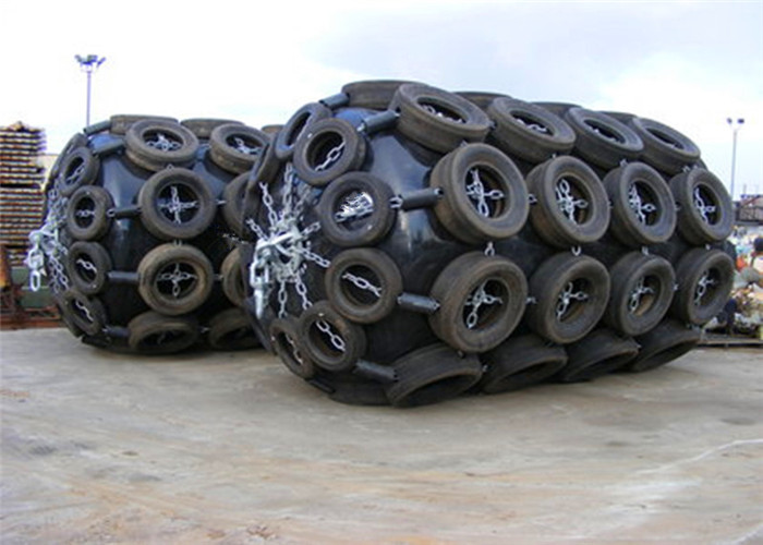 Long Lifespan Boat Mooring Fenders Marine Boat Fenders With Chain Black Color
