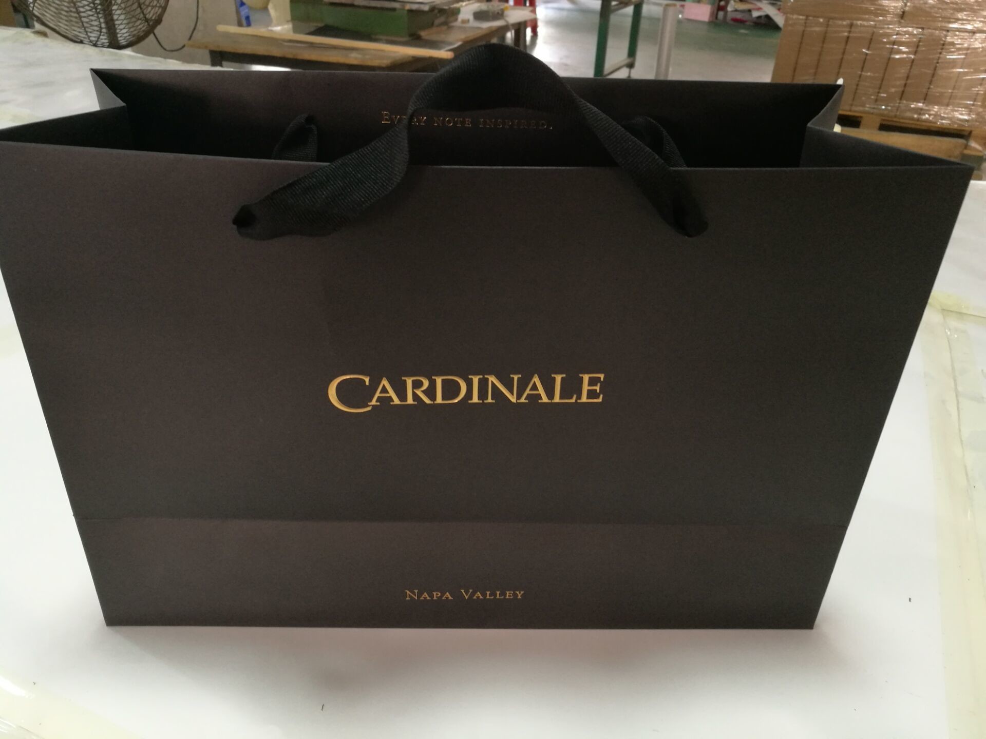 Custom design black gift paper shopping carry package bag with handle