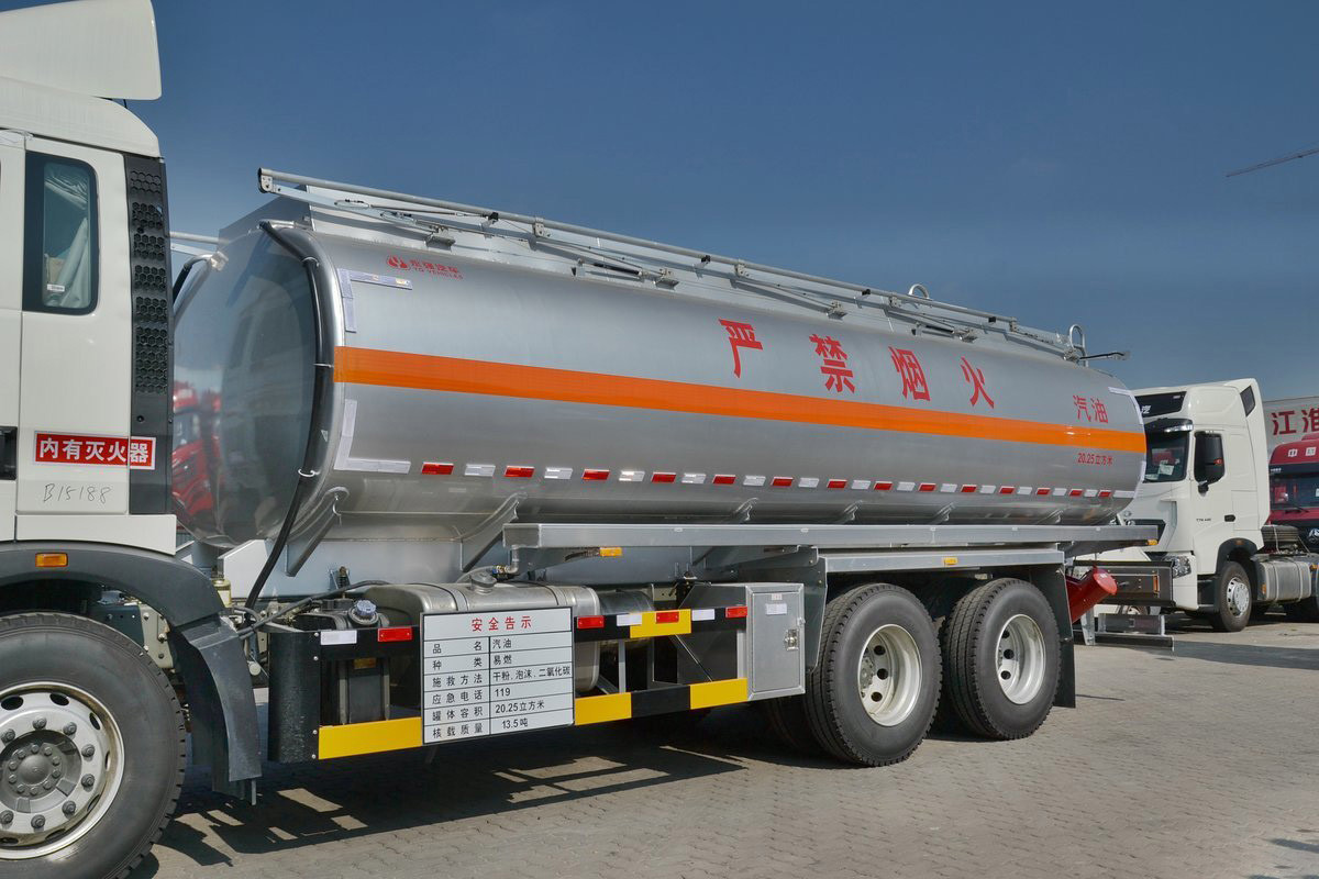 Sinotruk ZZ1257 T5G High Top Fairing Diesel 240HP 14.5T 6X4 Fuel Tank 20.25m³ HOWO Oil Tanker Truck