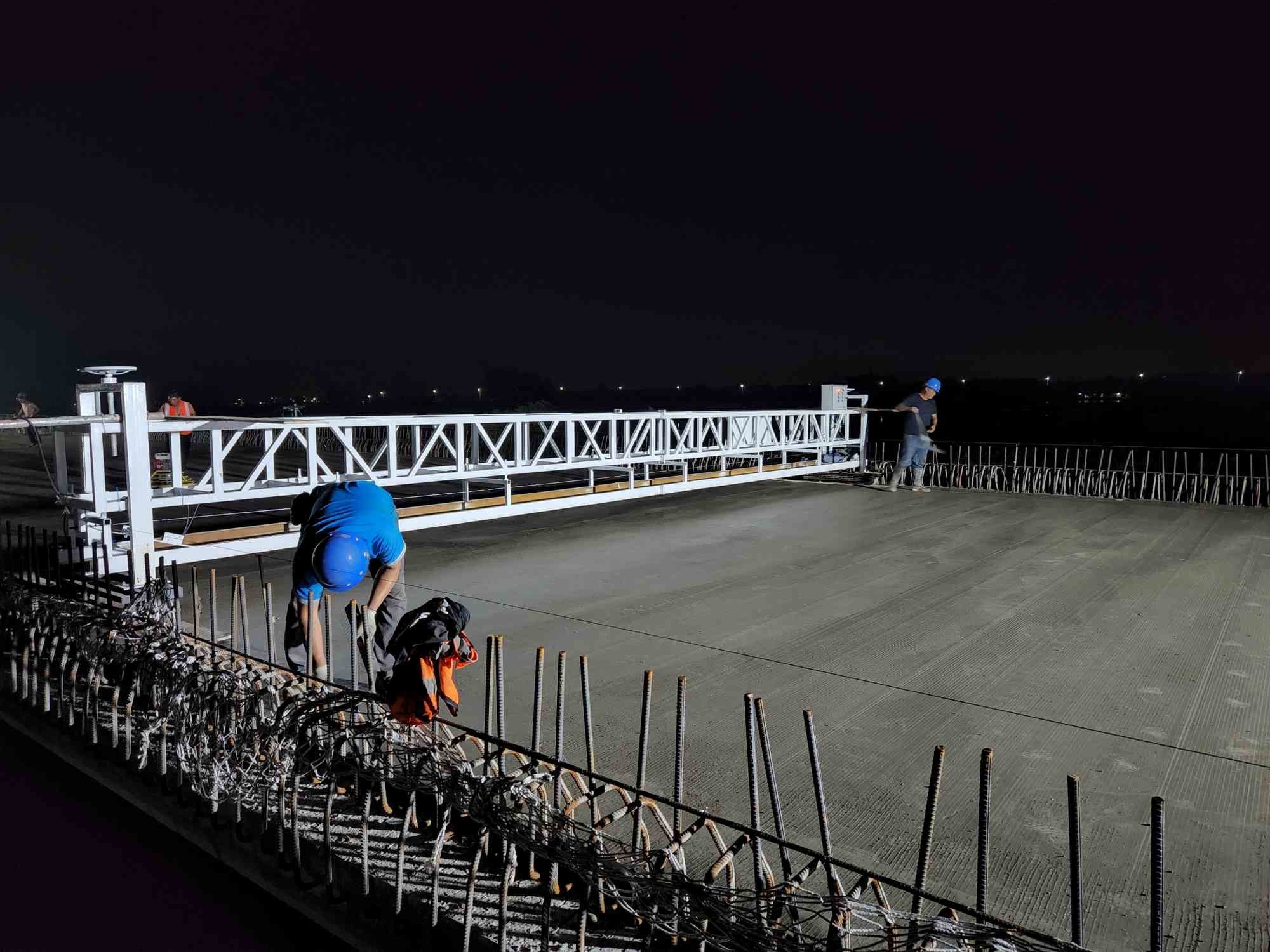 Truss Type Bridge Deck Paver 16m Width Slip Form Paver Machine