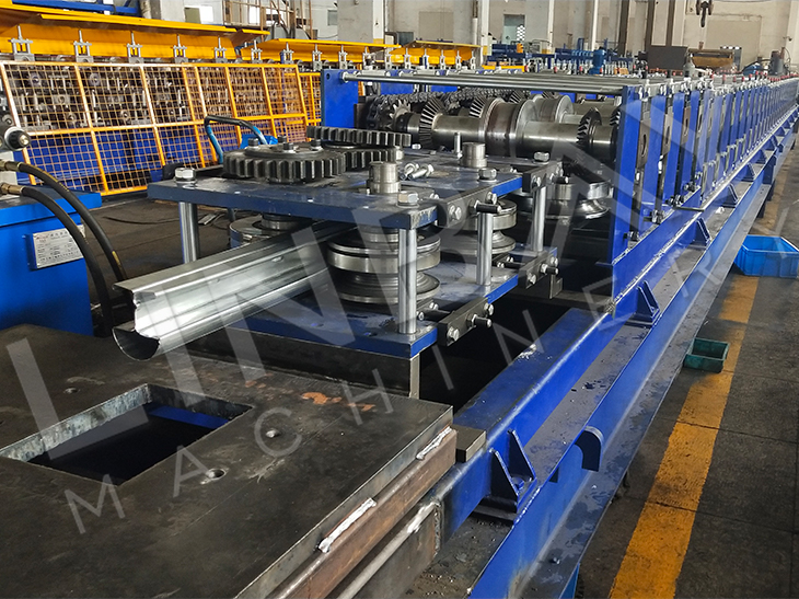 Automatic Chain Drive Wire Mesh Fence Post Roll Forming Production Line With Flying Saw Cut