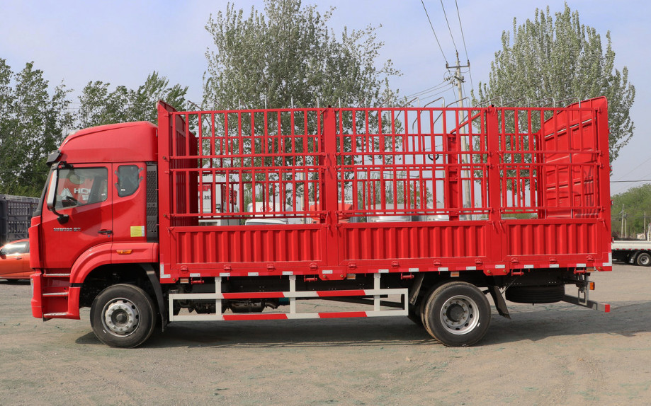 Red 8x2 Truck Diesel Heavy Truck Vehicle 316/429 Horsepower