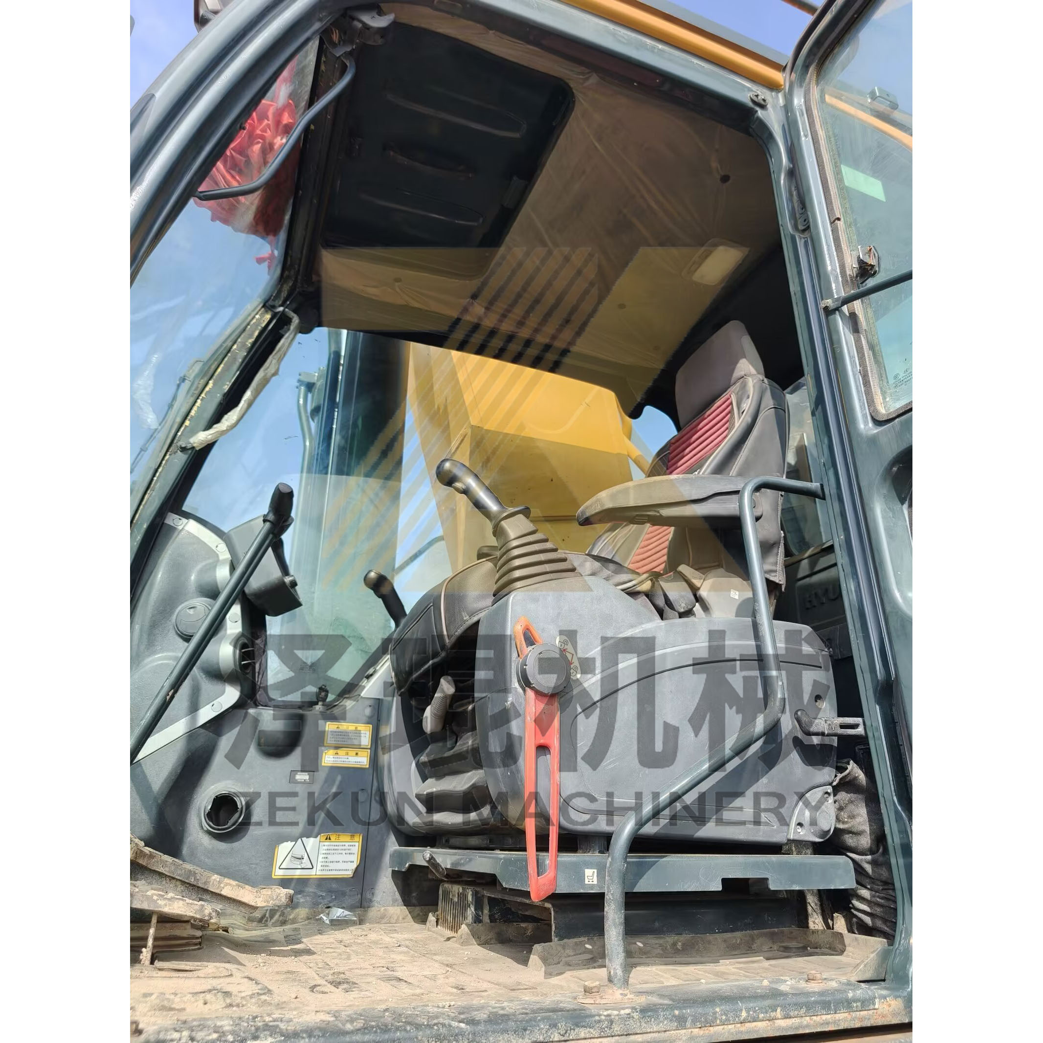 Excellent Condition Hyundai R520 Excavator with 3M³ Bucket Capacity and 266KW Power in Hot Market