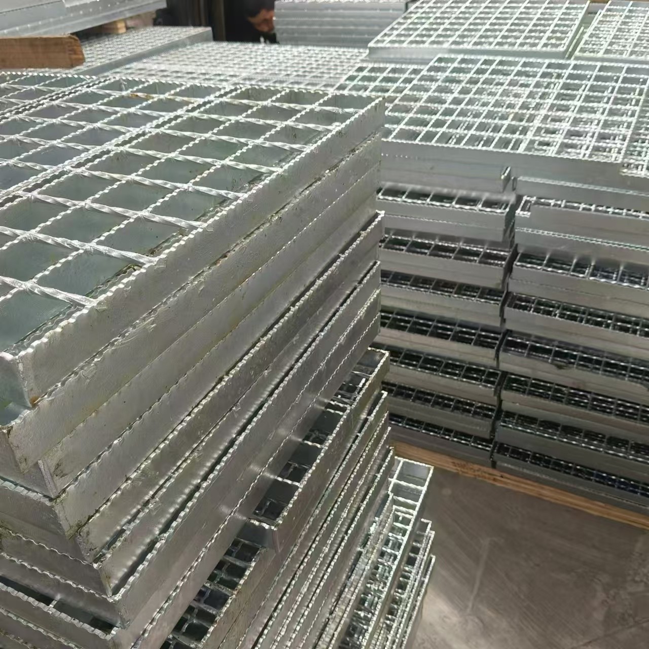 Heavy Duty Anti Slip Metal Grating Serrated Steel With Galvanized Surface