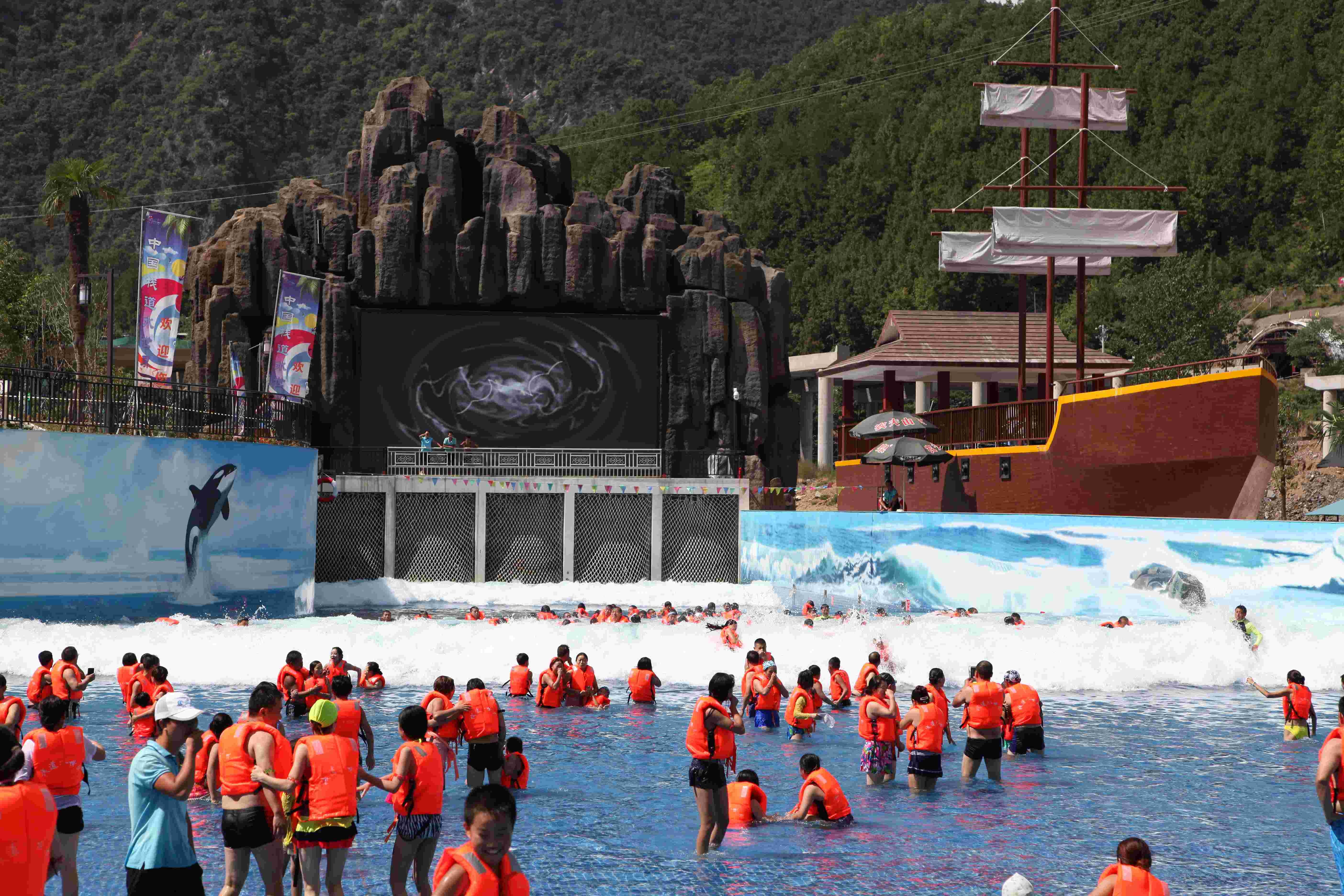 Customized Water park Wave Machine For Family Fun in Aqua Park