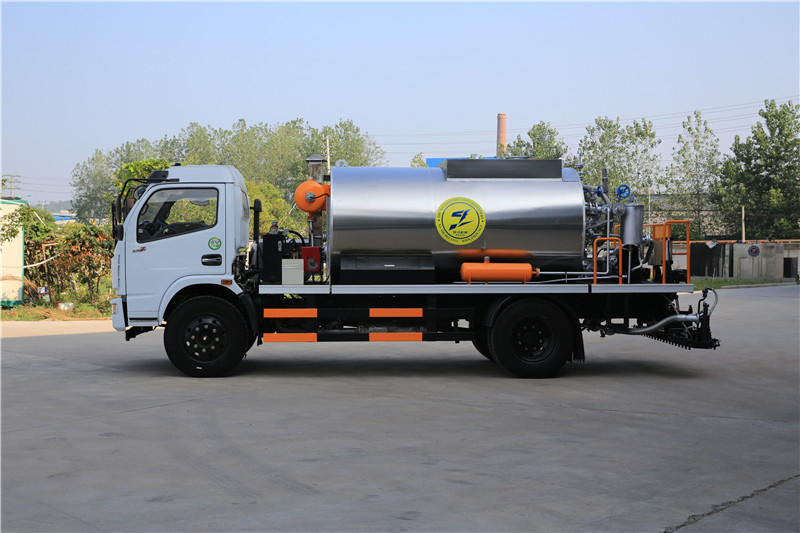 HOWO 4000L Asphalt Construction Equipment Covered With Stainless Steel Sheets
