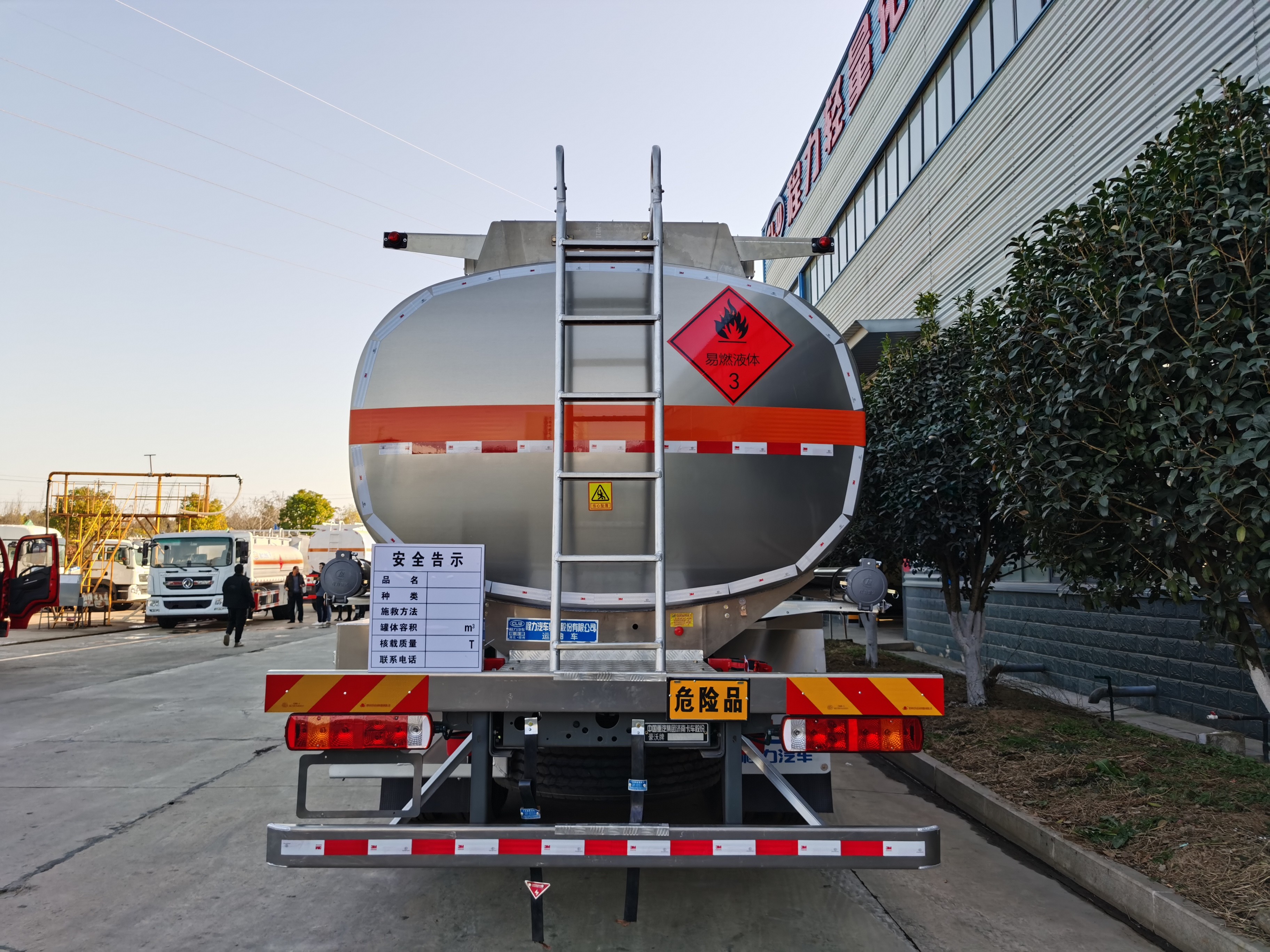 12m3 Oil Tank Truck With 351-450hp Horsepower And 4X2/6X4/8X4 Driving Type