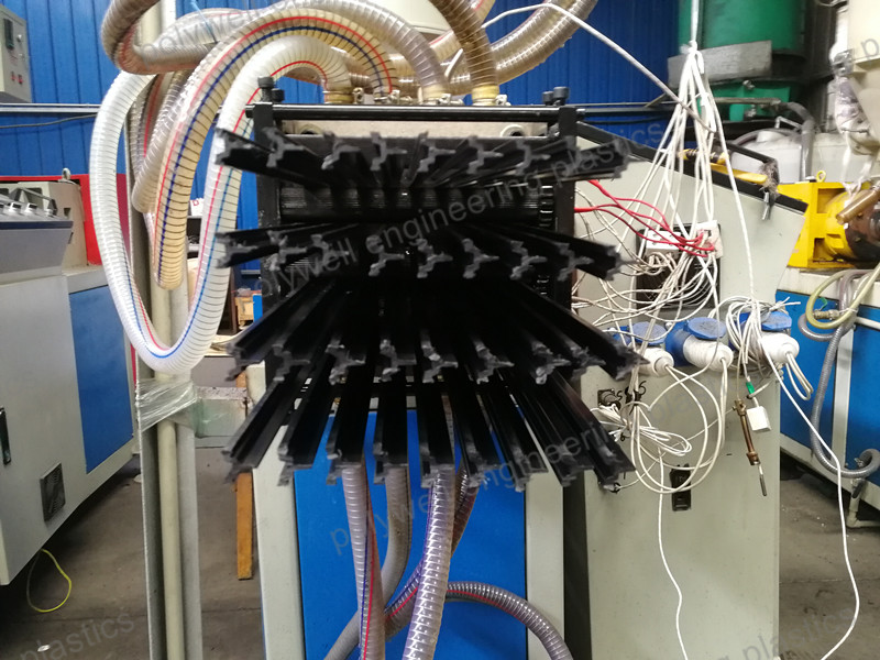 Plastic Injection Moulding Die Plastic Extrusion Mold Used To Produce Thermal Break Strips