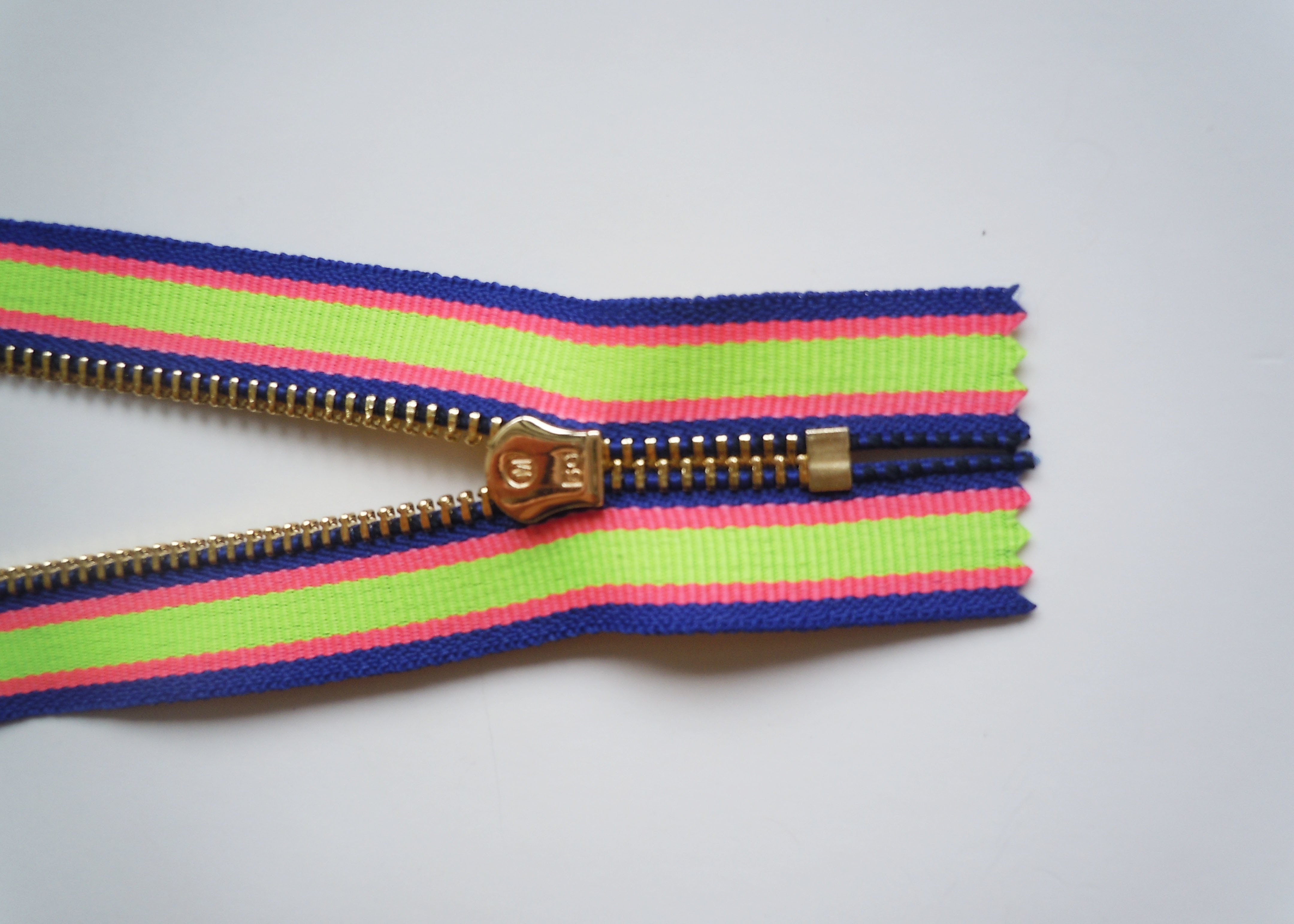 Environmental Protection Sewing Notions Zippers With Colorful Background Fabric For Garment / Bags