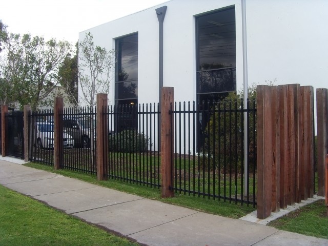 CE Waterproof Steel Garden Fencing Panels , 2.4m Wide High Security Fence