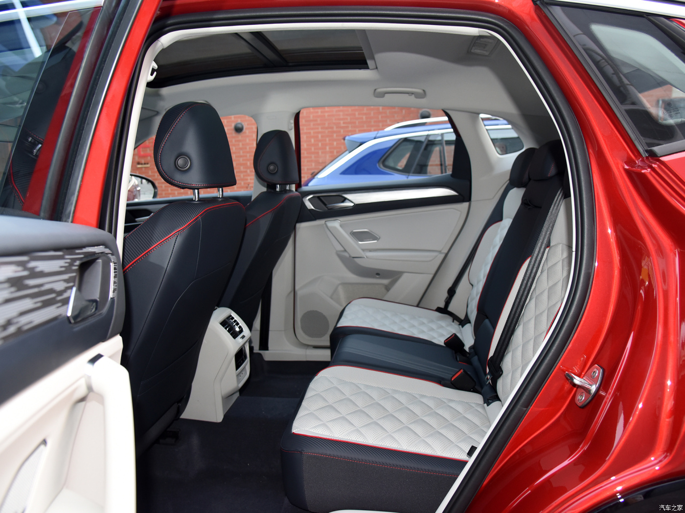 Medium Sized SUV Volkswagens Tayron X 1.4T Luxury Gasoline Commuter Car with Curb Weight 1000kg-2000kg and Wheelbase 2500-3000mm