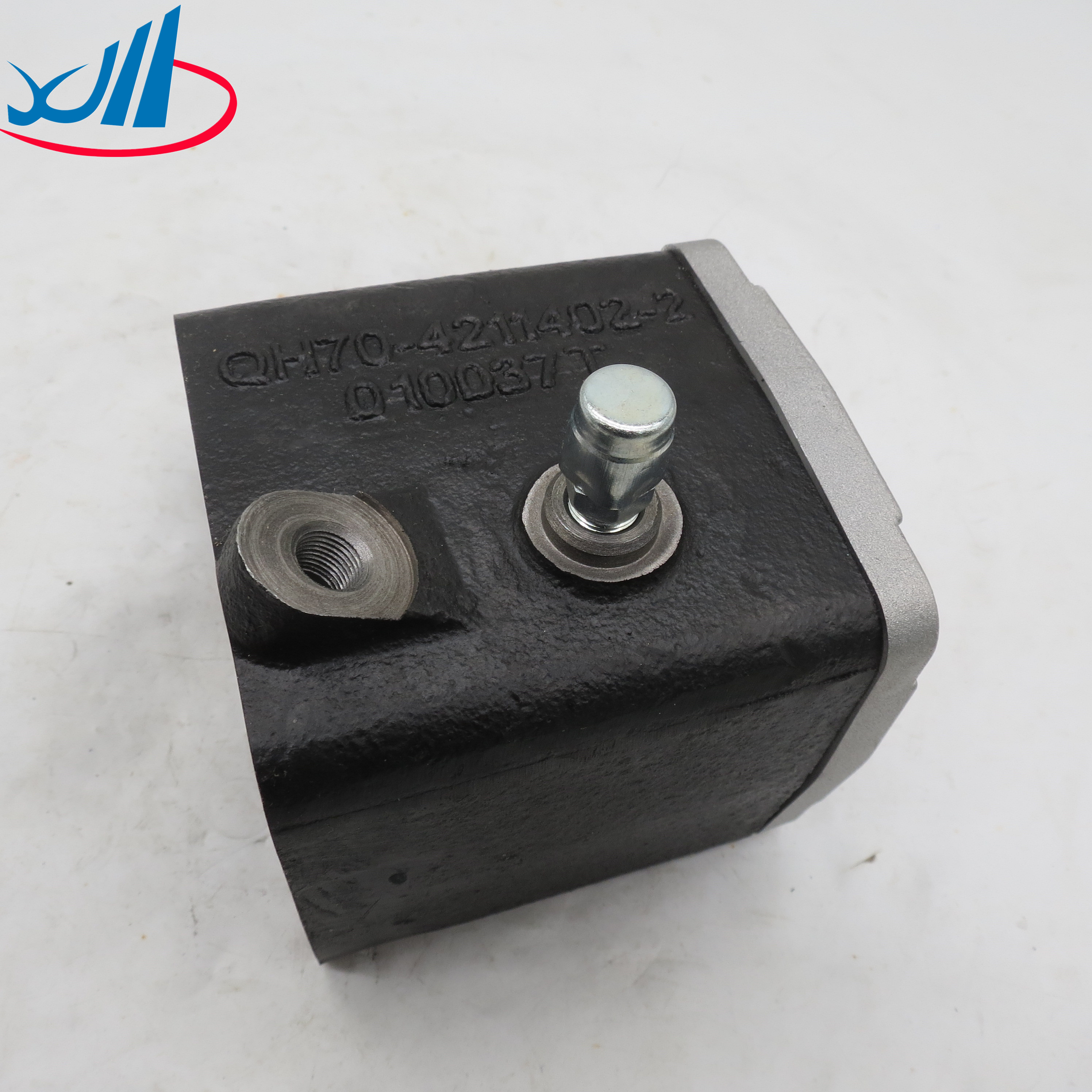 Iron Material Intermediate Cylinder For Truck QH70-4211402-2