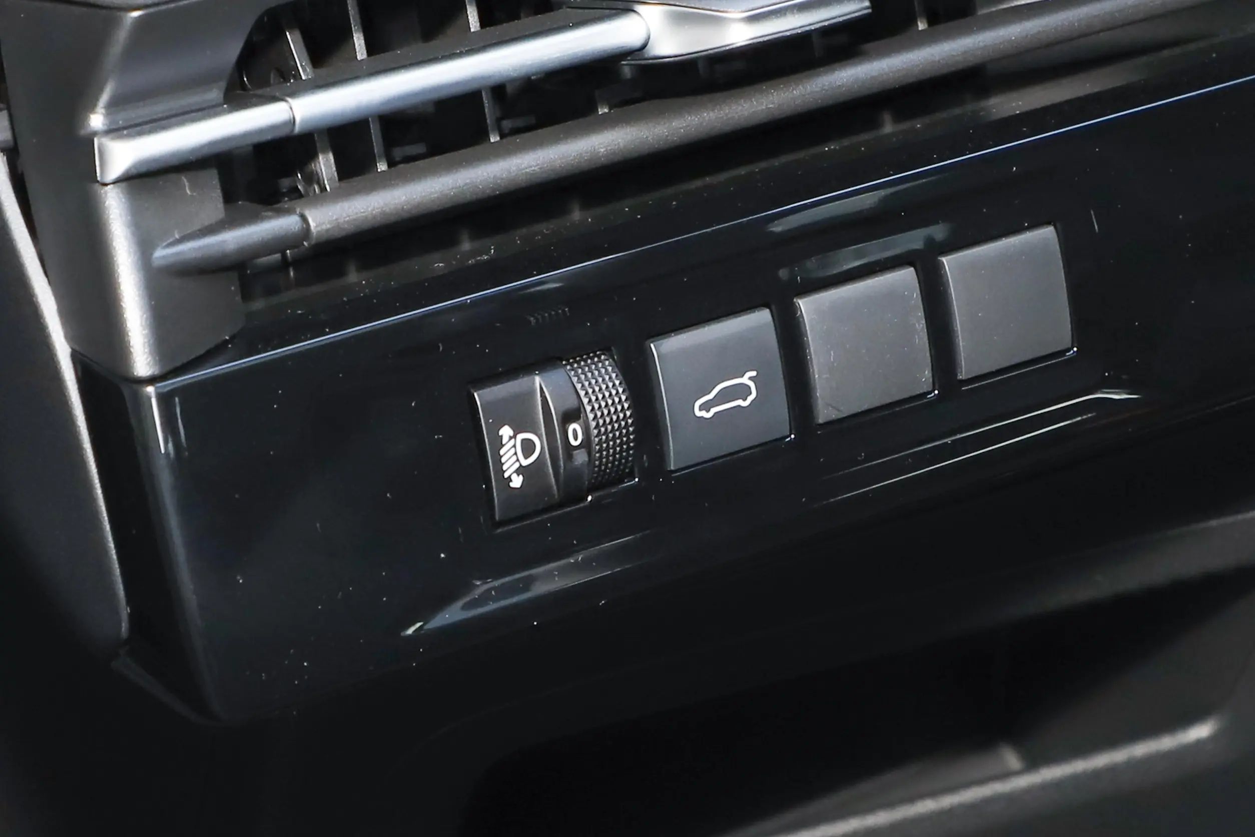 Dongfeng Family Auto's Style SUV 2024 Upgrade Version with Maximum Power of 200-250Ps and Minimum Grand Clearance of 10°-15°