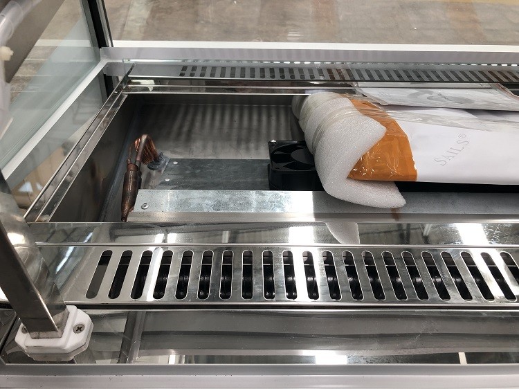 Defrosted Front Glass Macaron Display Case 2.0m 4 Layers Bottom Mount Type