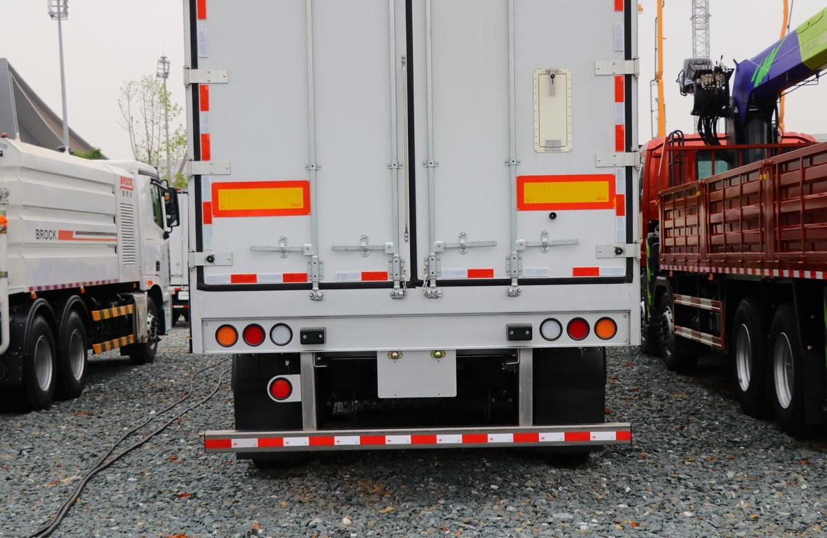 Spacious And Fuel Refrigerated Semi Trailer For Dairy And Meat Distribution