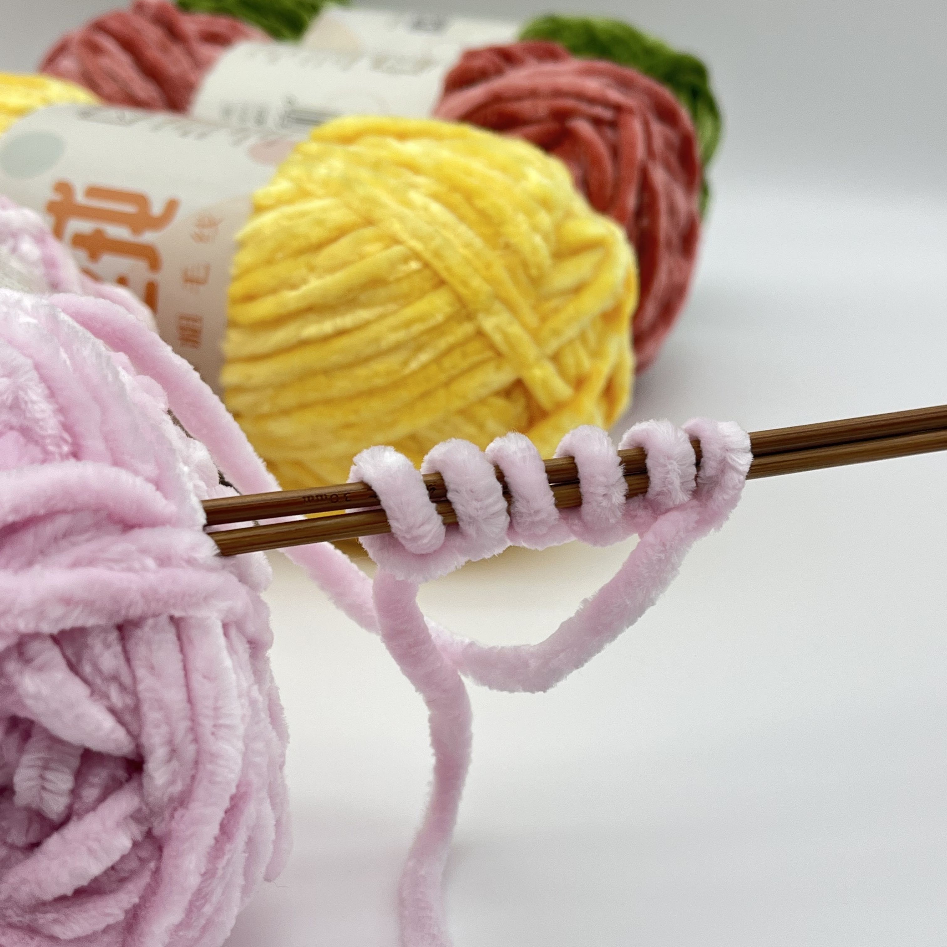 100% Polyester Velvet Chenille Yarn Customized Dyed Colorful Crochet Yarn