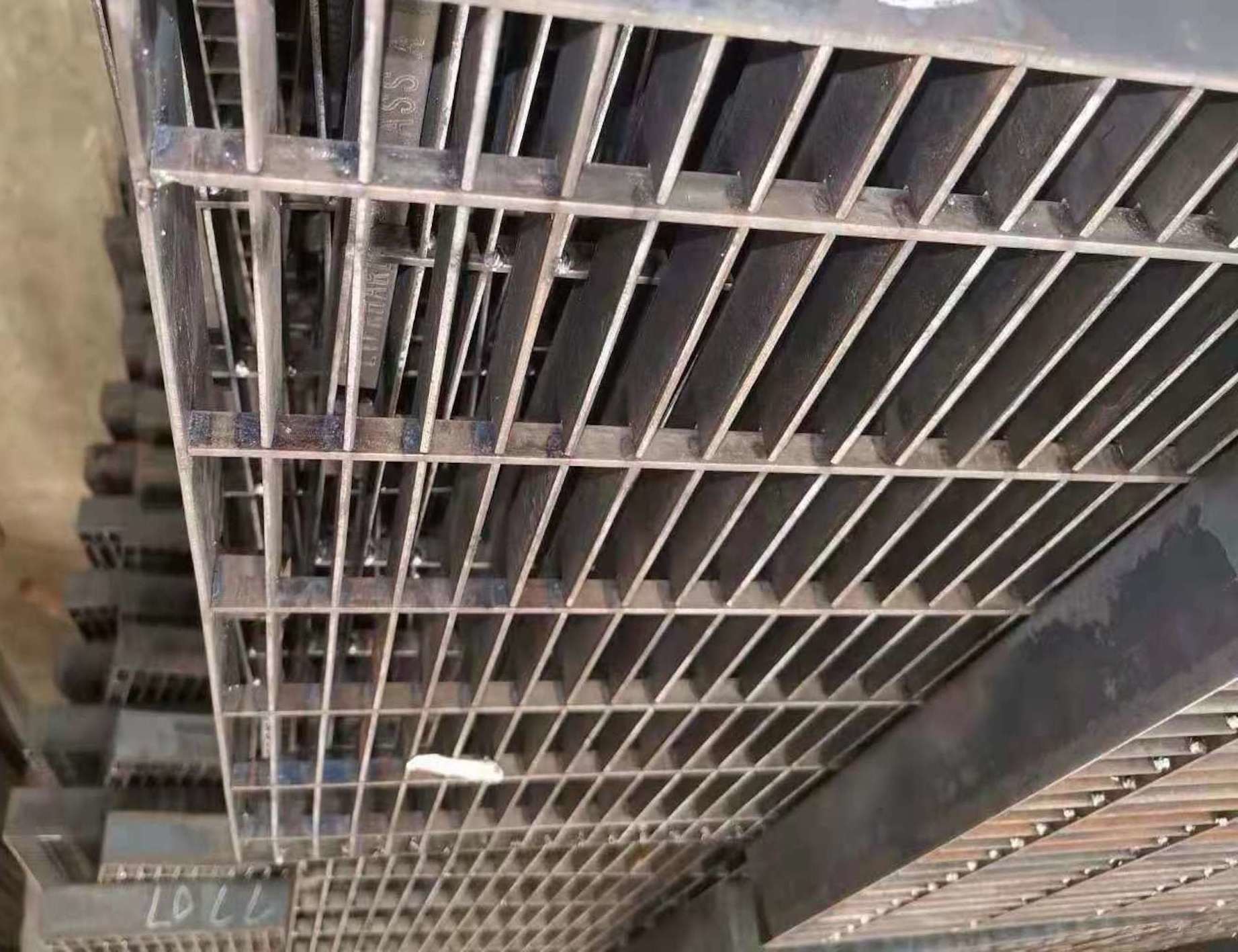 Anti Skid Vertical Steel Walkway Mesh 40mm Electro Toothed Galvanised Steel Grating