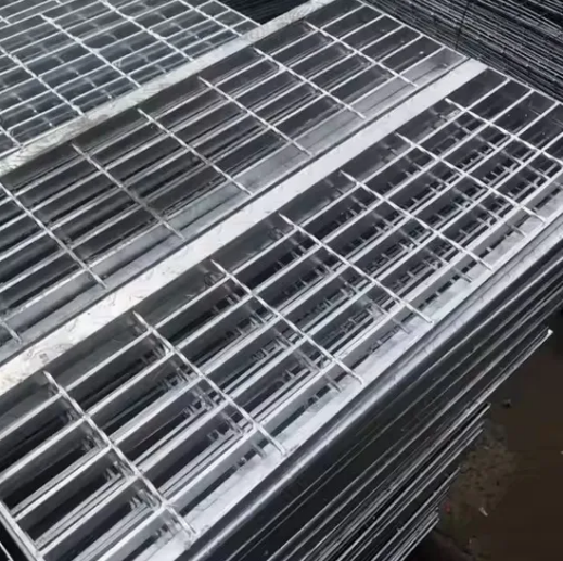 Galvanized Steel Stair Tread with Anti-Slip Safety and Customizable Sizes for Industrial Platforms