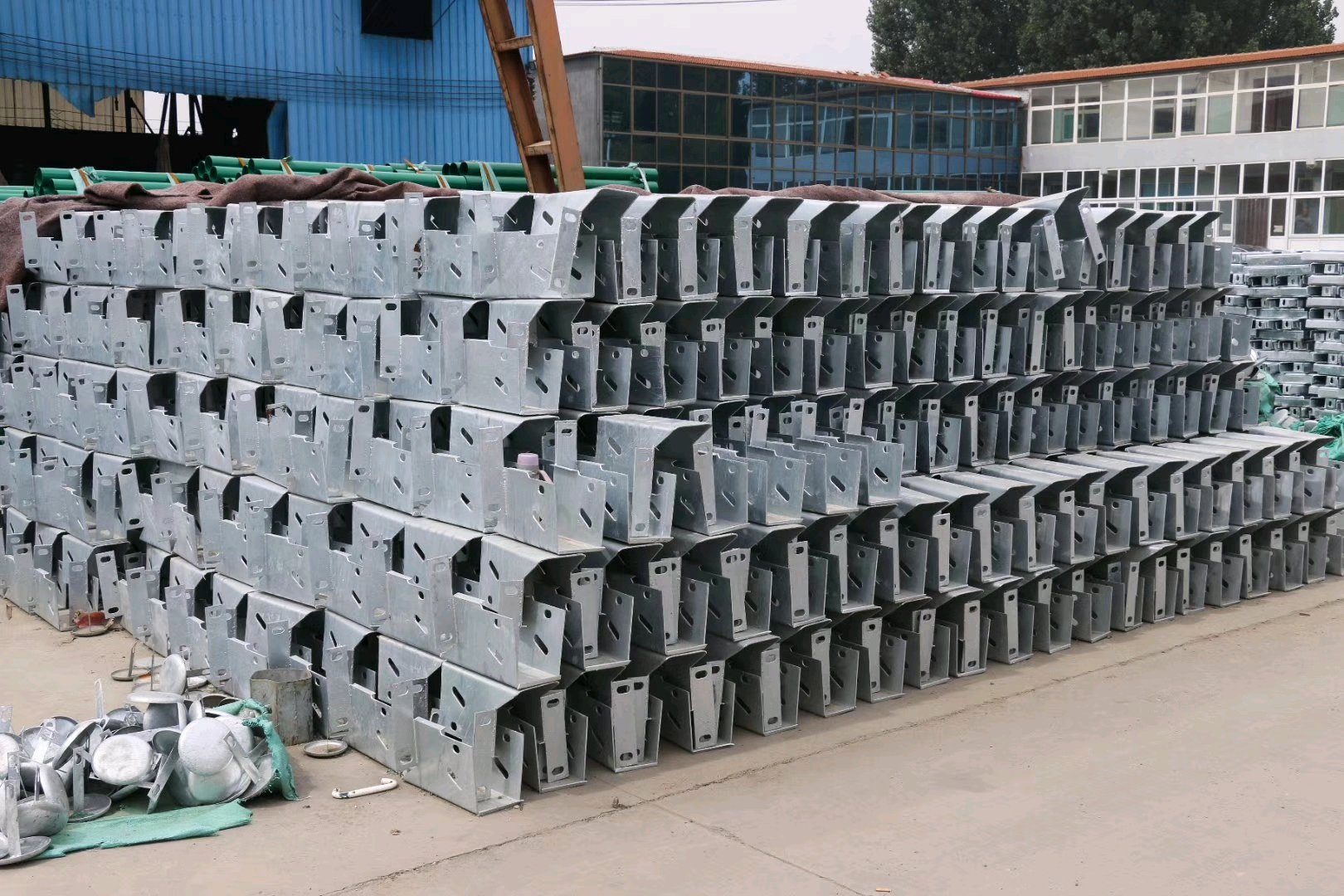Highway Road Vehicle Barrier Galvanized Powder Coated Thrie Beam W Beam Guardrail